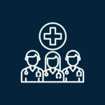 kona przedstawiająca grupę trojga lekarzy ze stetoskopami na ciemnym tle, symbolizująca różne formy zatrudnienia i ubezpieczenie OC lekarza.