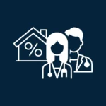 Biała ikona wektorowa na ciemnogranatowym tle przedstawiająca dwoje lekarzy oraz symbol domu z procentem. Grafika ilustruje tematykę kredytów hipotecznych dedykowanych lekarzom w trakcie stażu podyplomowego.