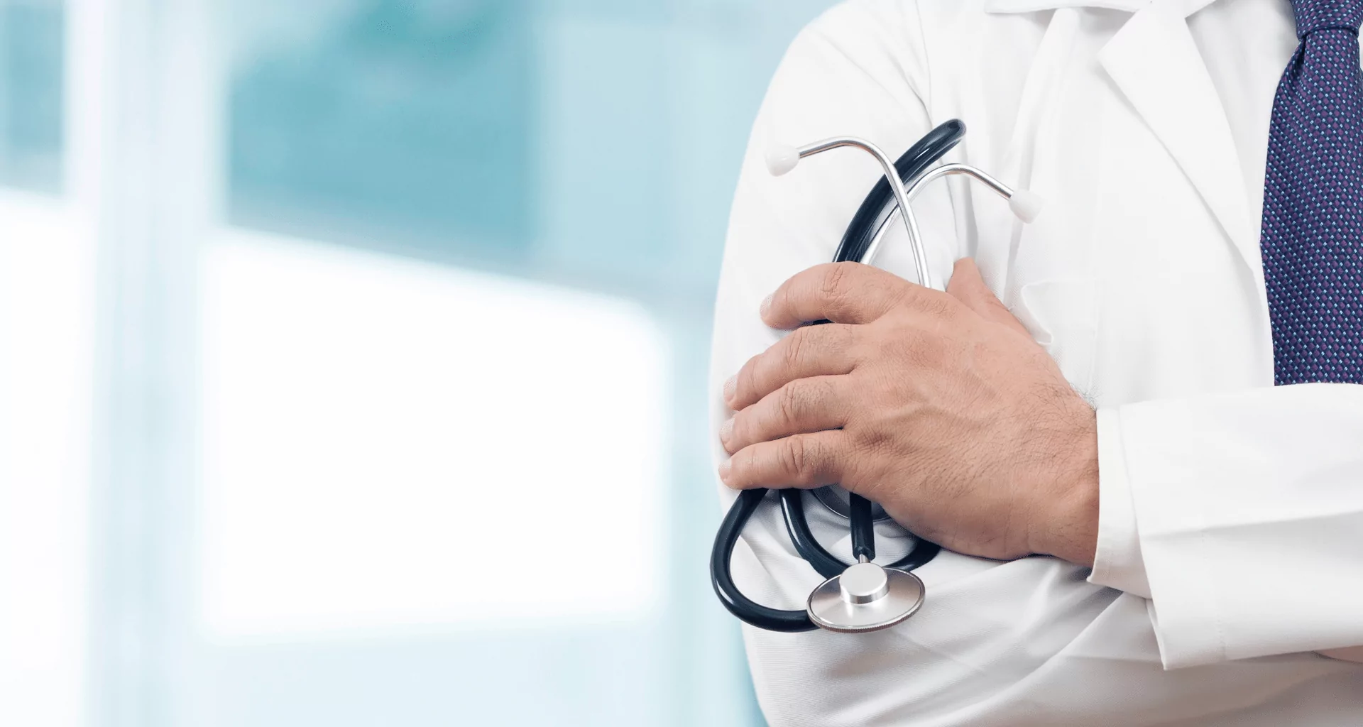 Obowiązkowe OC lekarza - lekarz trzymający stetoskop